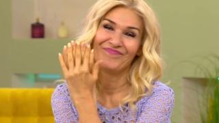 Шок в ефир: Гала се появи с шест пръста на ръката... СНИМКА