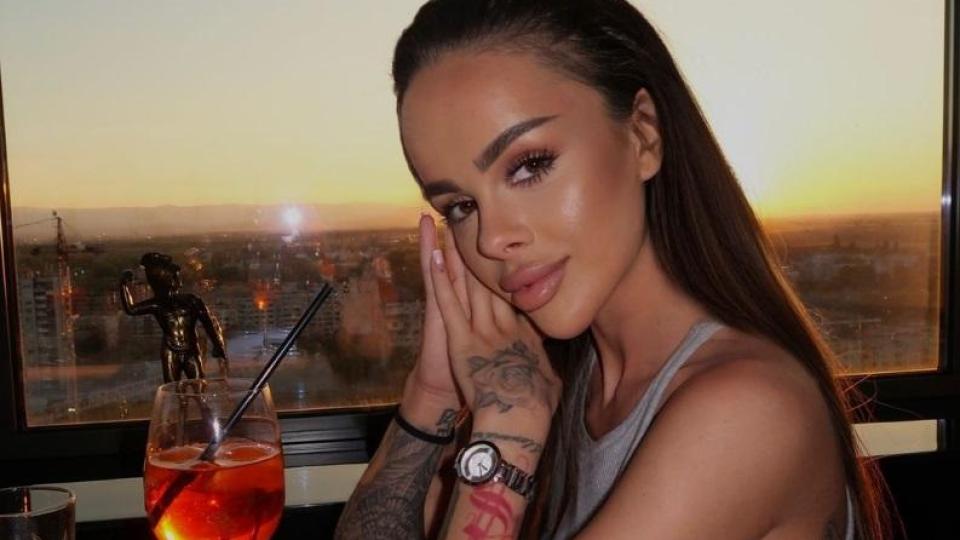 Сузанита подпали мрежата с голо дупе и без сутиен СНИМКА 18+