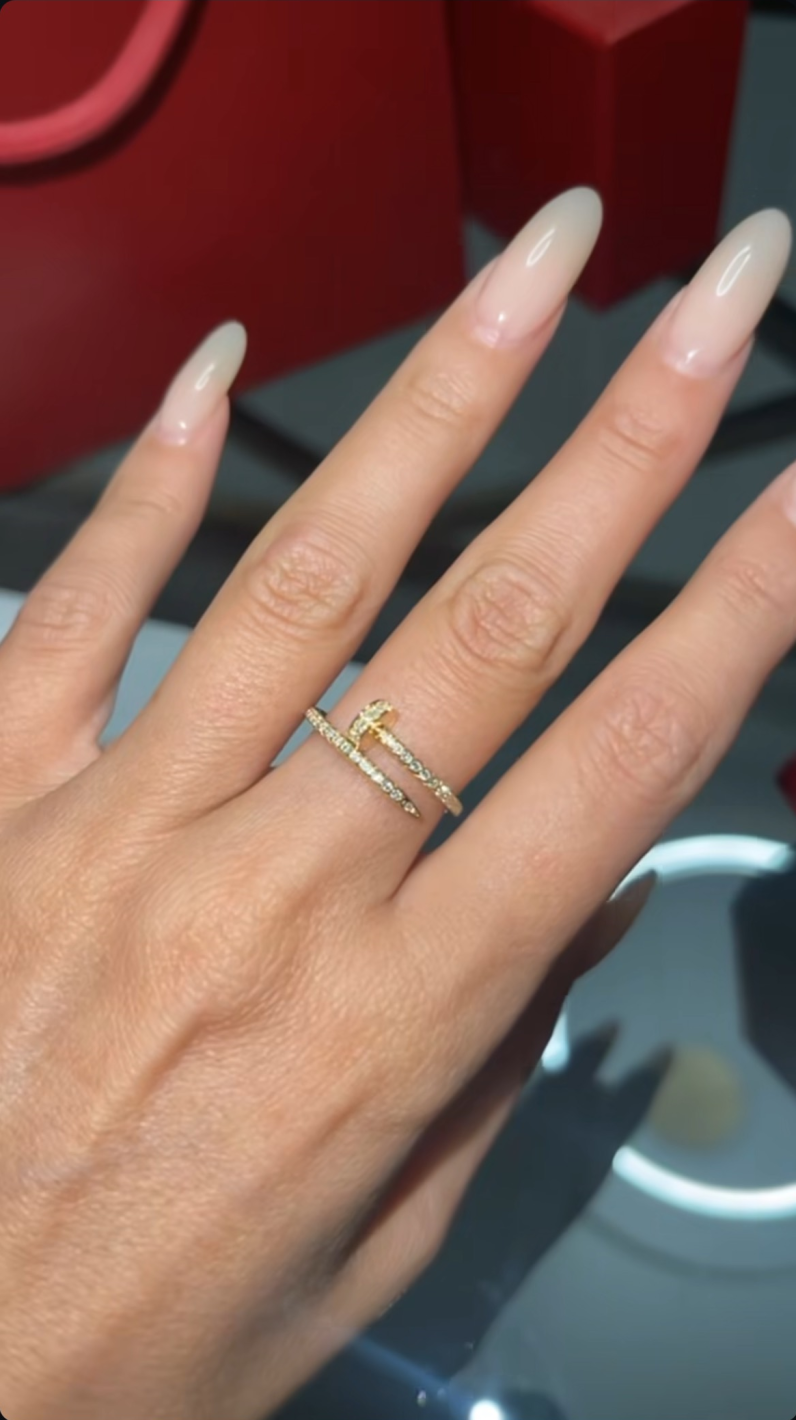 Моника Валериева се фука с пръстен за 40 бона! СНИМКИ