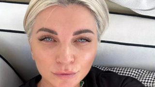 Шеф Силвена Роу нагорещи от леглото: Вика превъзбудено... ВИДЕО