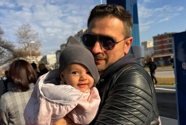 Александър Сано умили с тази СНИМКА на внучката си Беатрис