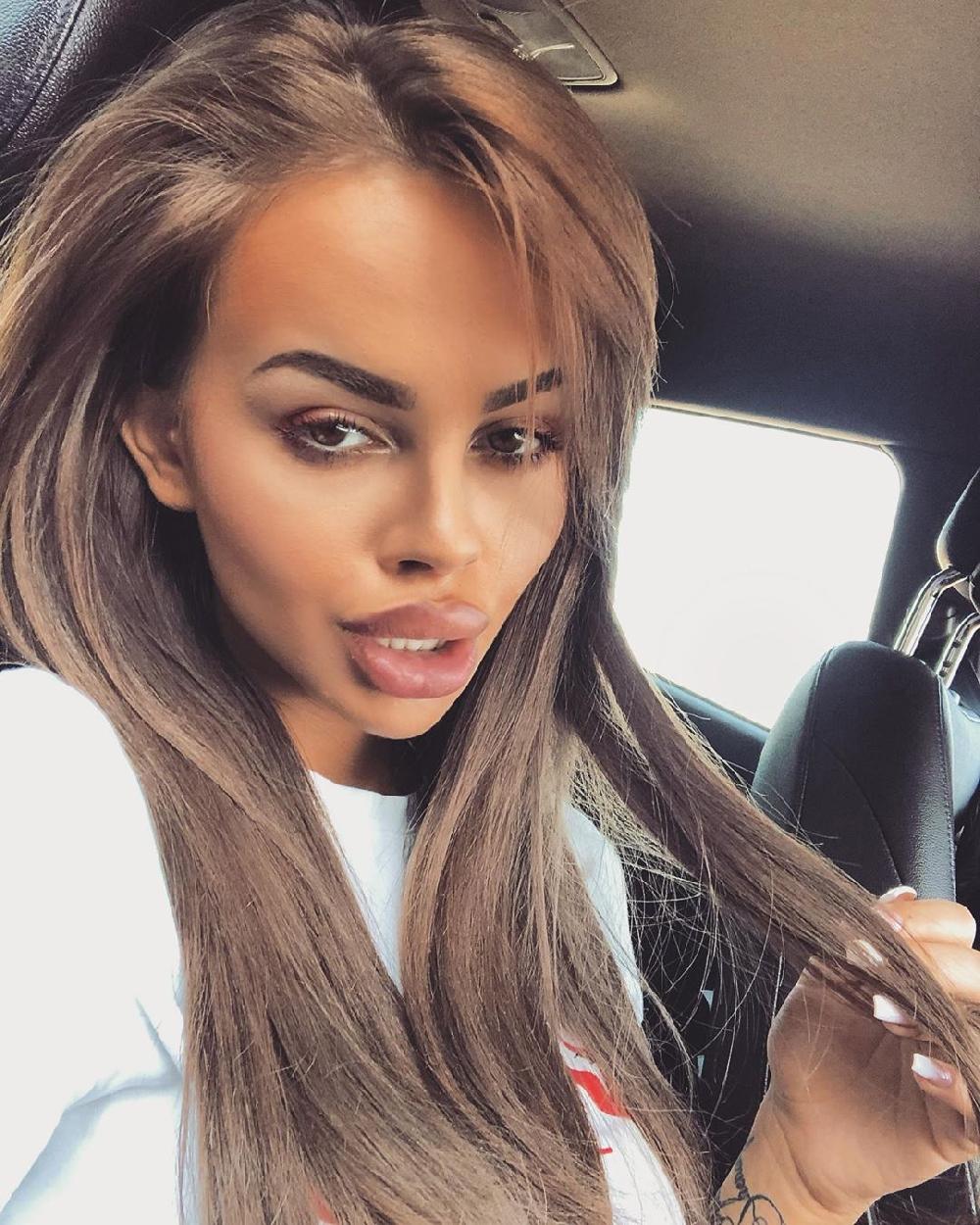 Пълен потрес! Сузанита заприлича на Камелия СНИМКА