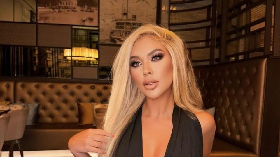 Андреа спретна скандал с голи Снимки 18+