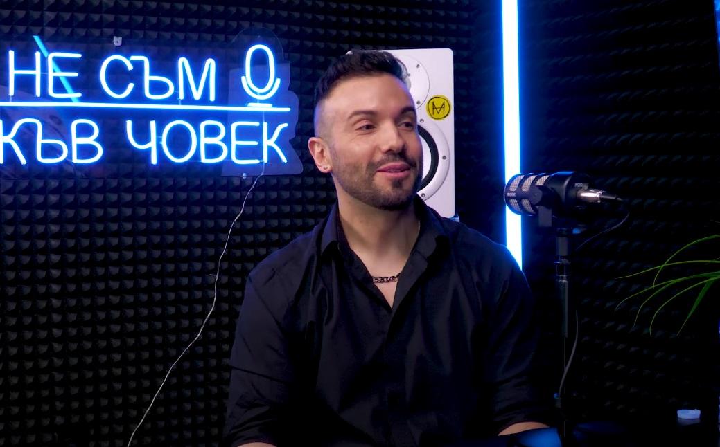 Певецът Крум с шокиращи разкрития пред БЛИЦ live: „Майка ми ме молеше да я хвърля от терасата“