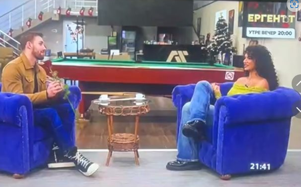 Отрязаната от "Ергенът" Виктор художничка свали дрехи и задръжки СНИМКИ 18+