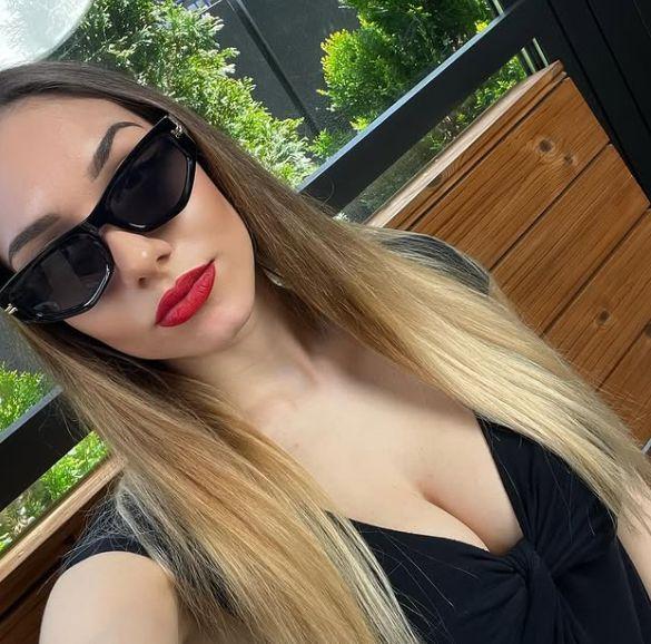 Щерката на Фънки прилича на чалга певица! Появи се по бански и... СНИМКИ