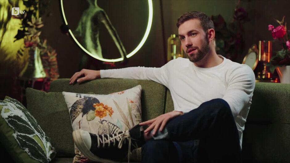 Ергенът Виктор си пада по мъже, а богат любовник му купил...