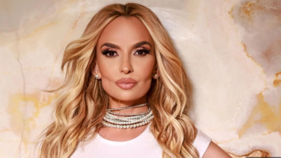 Баба ли? Малина се пусна по бански и запали пожар СНИМКА 18+