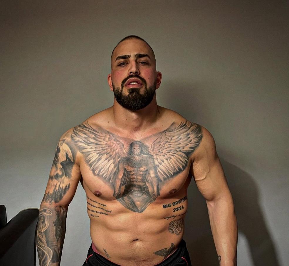 Виктор от „Биг Брадър“ разпали мрежата с кадър по бельо СНИМКА 18+