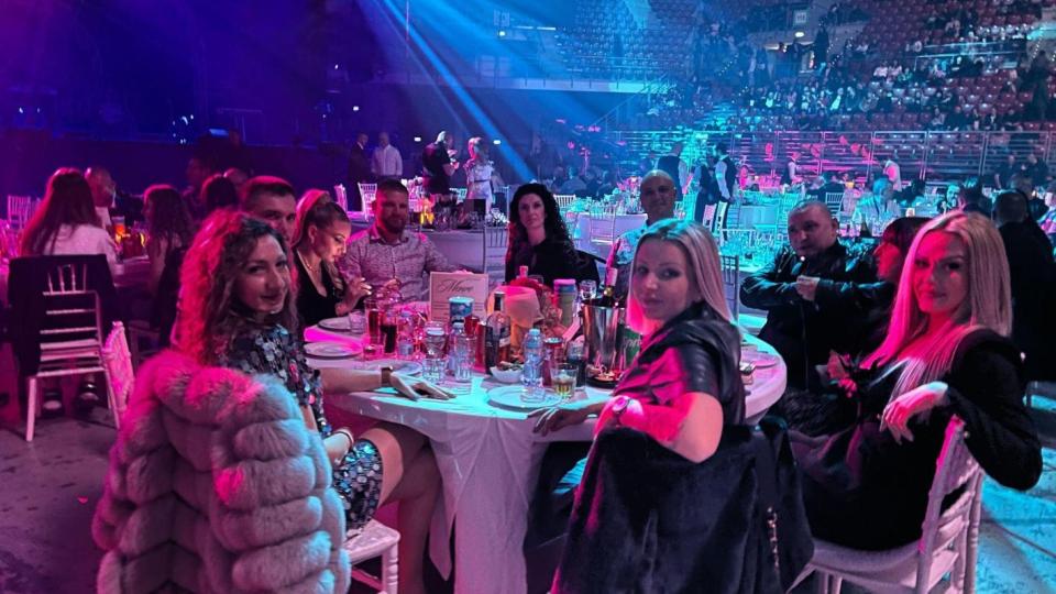 8888.bg подари VIP маса на концерта на Миле и Драгана в Арена 8888 София