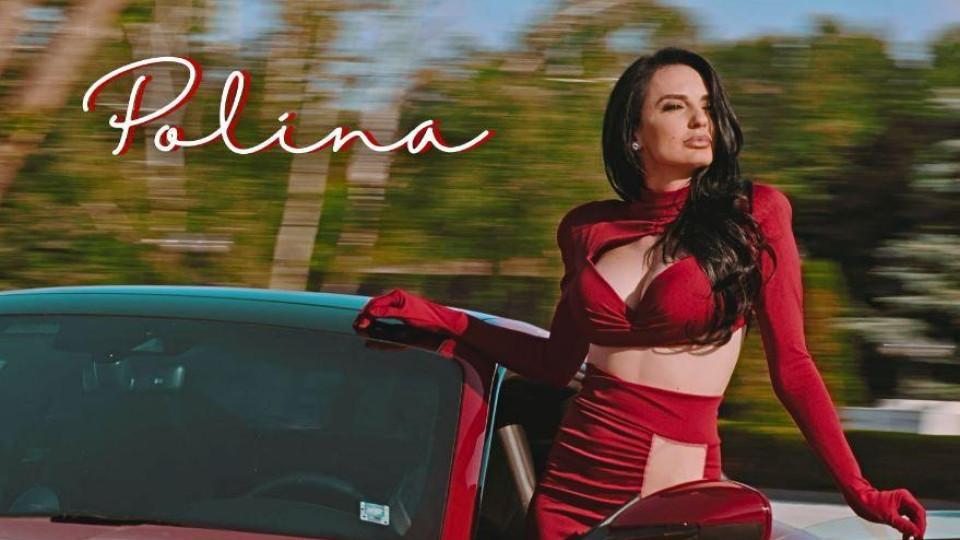 Гореща кулинарка от "Хелс Китчън" стана чалгарка, показа пищна пазва в това ВИДЕО