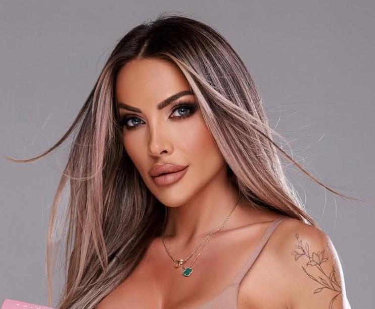 Ето кои звезди разпродават носените си дрехи СНИМКИ