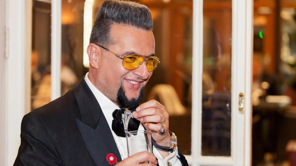 Евгени Минчев припадна пиян в центъра на София ВИДЕО