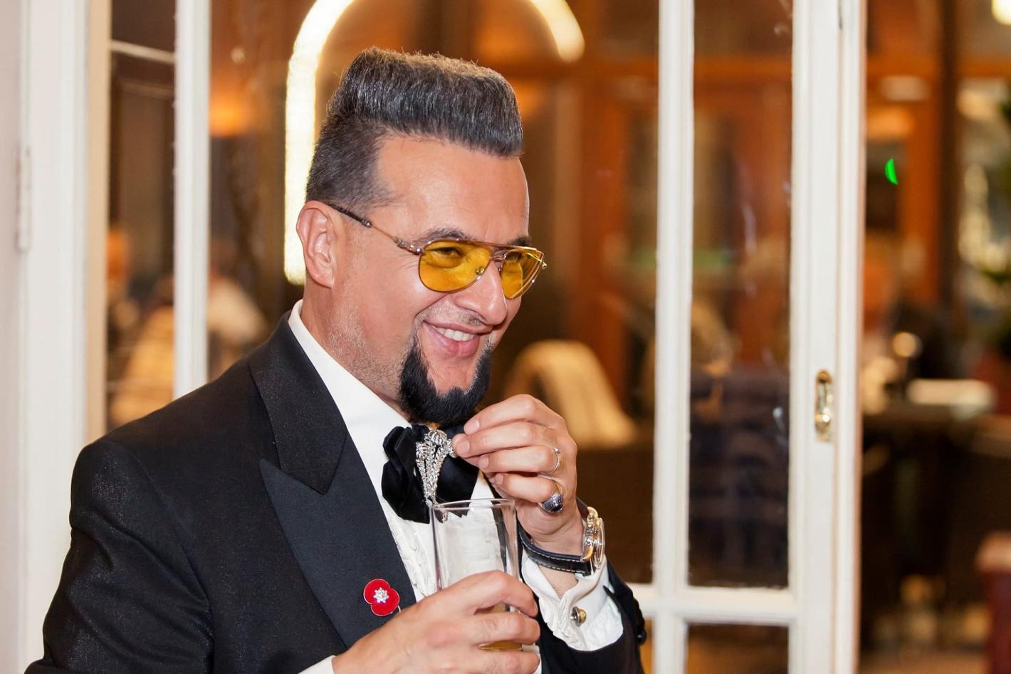 Евгени Минчев припадна пиян в центъра на София ВИДЕО