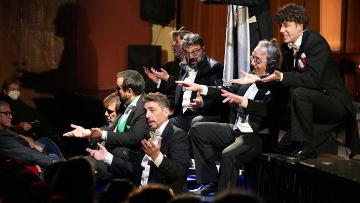 Водещият на "Капките" Геро става стриптийзьор СНИМКИ