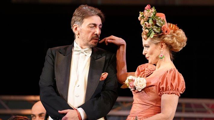 Водещият на "Капките" Геро става стриптийзьор СНИМКИ