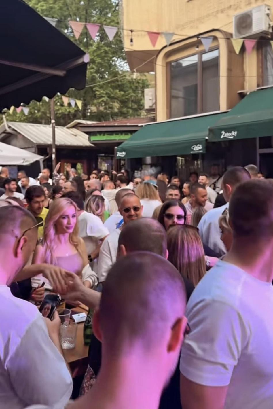 Фенки нападнаха Ергена Виктор на щуро парти СНИМКИ