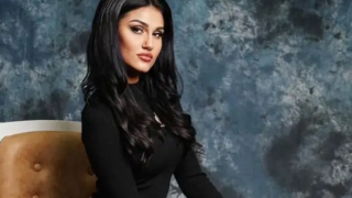 Нарязаната Дебора нагорещи мрежата с пищна гръд СНИМКИ