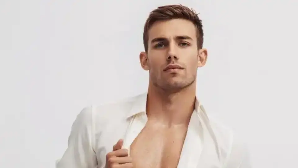 Потрес: Ергенът Виктор в хомо връзка със нотариус, а майка му спи с треньора на националите по плуване