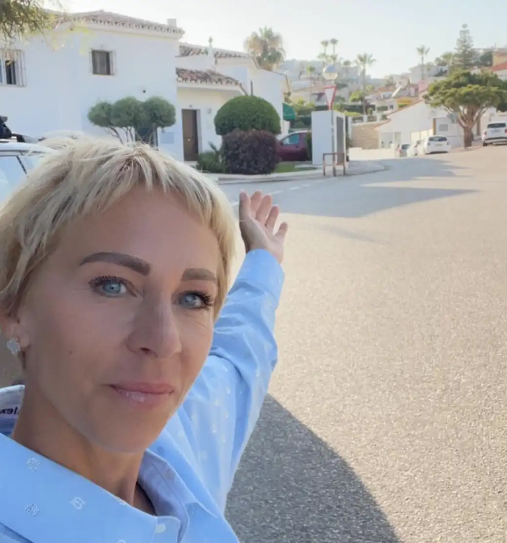 Нана Гладуиш още бори сериозните поражения по лицето си ВИДЕО