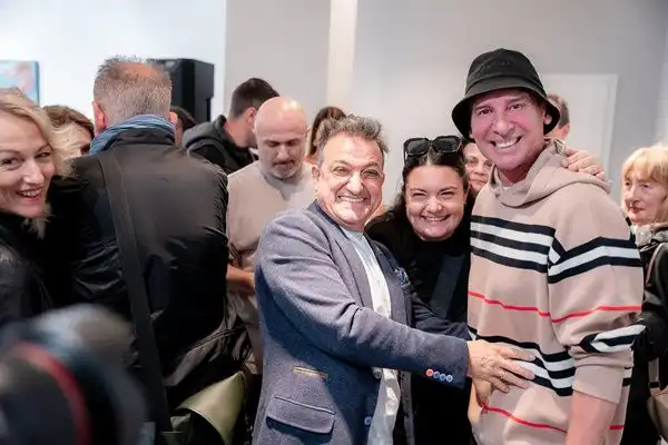 Зуека остана без картини, разграбиха ги като за световно СНИМКИ