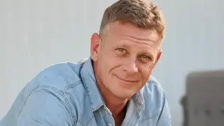 Юлиан Вергов раздава ябълки пред Народния театър заради...