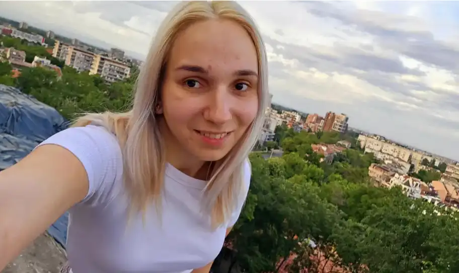 След 4 часа операция за смяна на пола: Емили Тротинетката вече е жена!