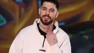 Емрах Стораро пак изпростя: Показа среден пръст на... Снимки