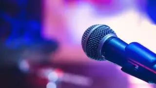 Изненада! Чалгаджийка хвърли микрофона и стана плетачка! Видео