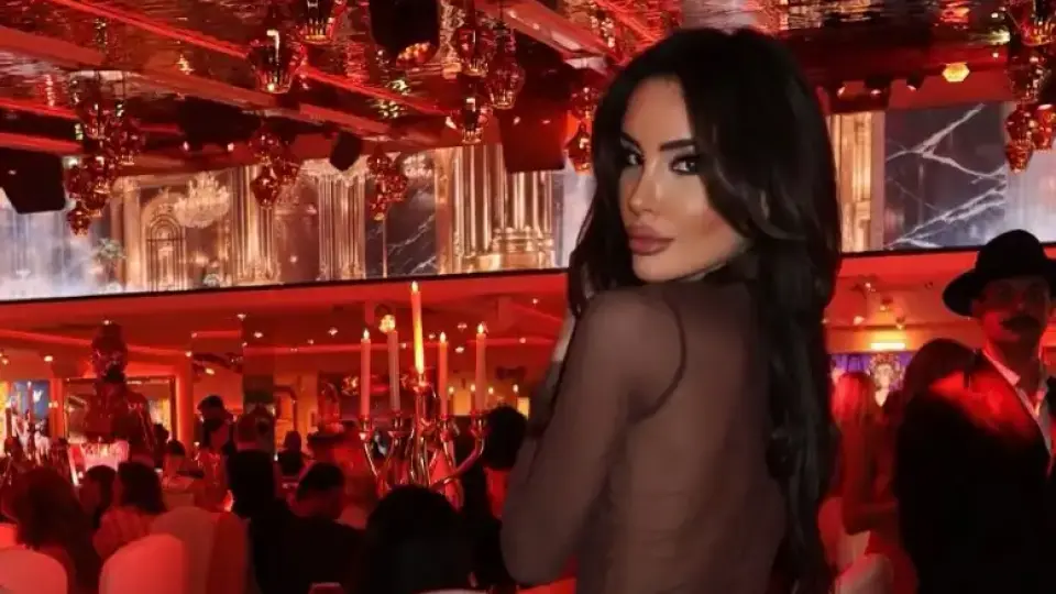 Щерката на Фатик се съблече и изплаши всички с липсата на гърди Снимки