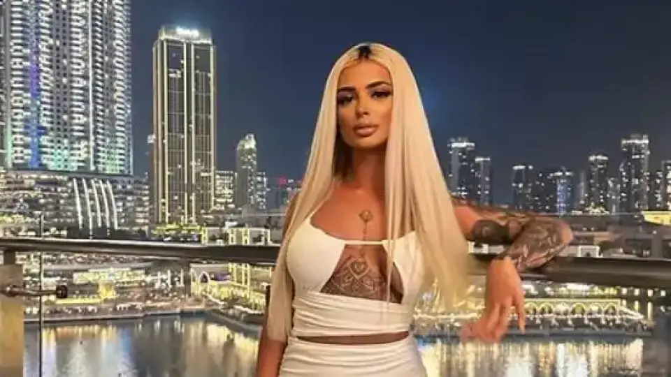 Осъдената силиконка, която спипаха да шофира надрусана, чака бебе