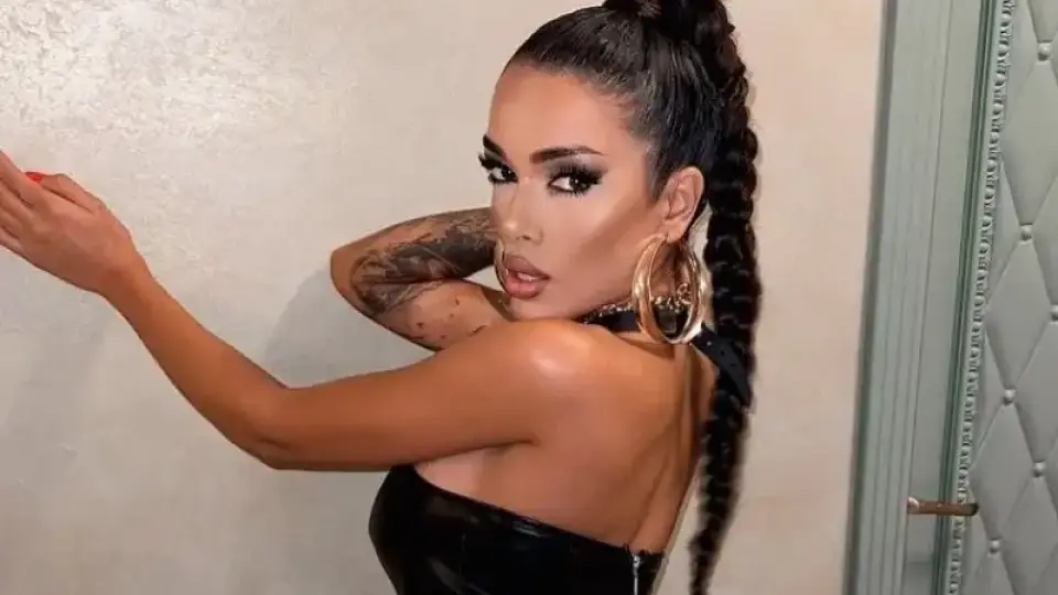 Диона крие интимен татус, който дори не е довършен Снимки