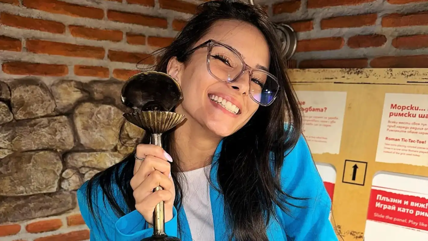 Изи от "Хелс китчън" показа сочно дупе от плажа в Гърция Снимки