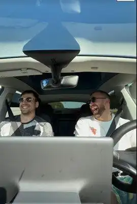 Ергенът Виктор подкара Тесла за 100 бона Снимки