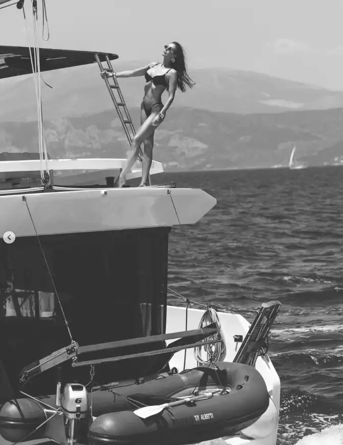 Алекс Петканова нажежи страстите до червено със секси снимки от яхта