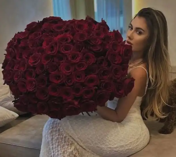 След Даниела, и Йоана дразни Мартин с 500 рози от... Снимка