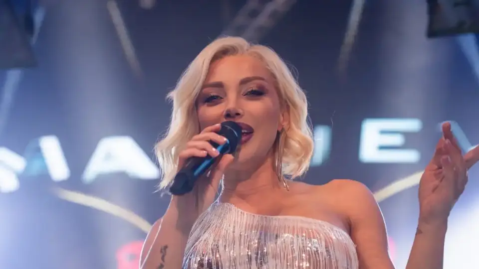 Емануела се стяга за нова сватба? Певицата хвана букета, но в мрежата я попиляха от критики Снимка