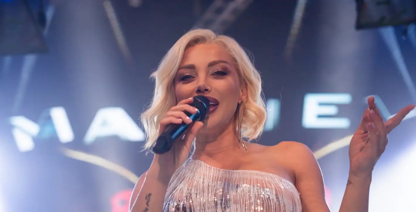 Емануела се стяга за нова сватба? Певицата хвана букета, но в мрежата я попиляха от критики Снимка