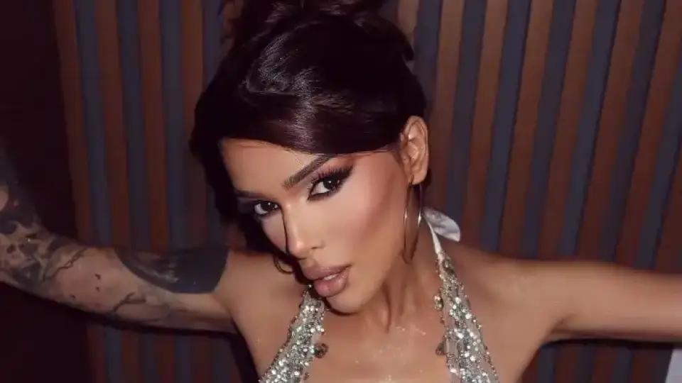 Диона взриви мрежата: Показа се почти гола, само с две лепенки на гърдите! Снимка