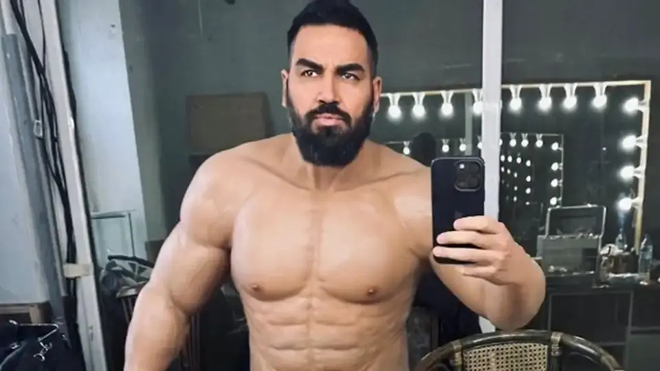 Мале, мале! Азис съблече Атижа и  я хвана за гърдите и дупето Снимки 18+