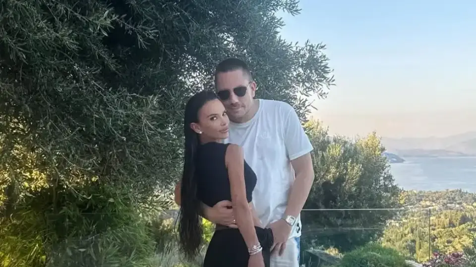 Мара Отварачката с огнено обяснение в любов: Татуира инициалите на годеника си на врата си! Снимка