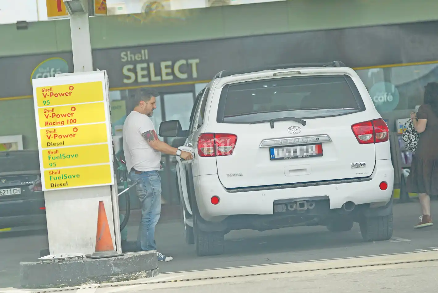 Асен Блатечки яхна нов мощен джип Папарашки Снимки