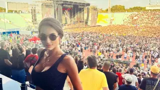 Симона Пейчева прикова погледите със силикона си на концерта на "Guns N’ Roses" Снимка