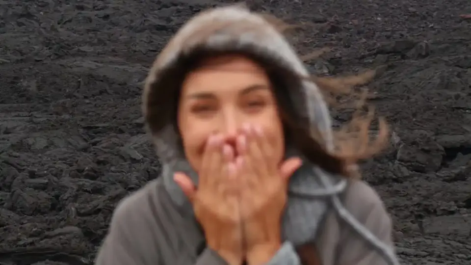 Вулкан изригна до Алекс Богданска, тя не успя да... Видео