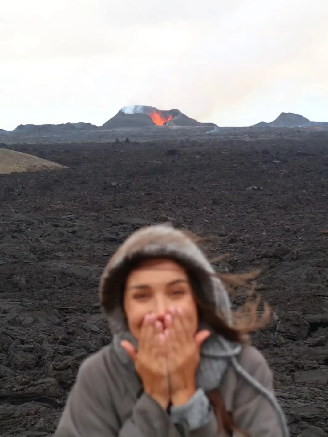 Вулкан изригна до Алекс Богданска, тя не успя да... Видео