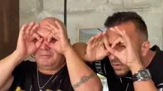 Фънки си бръкна в гащите на плажа при вида на засукани мацки Видео 18+