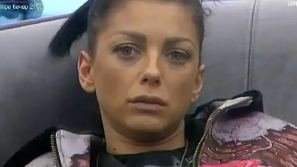 Какво се случва с Емануела?! Певицата потресе с външен вид и арогантно поведение Видео