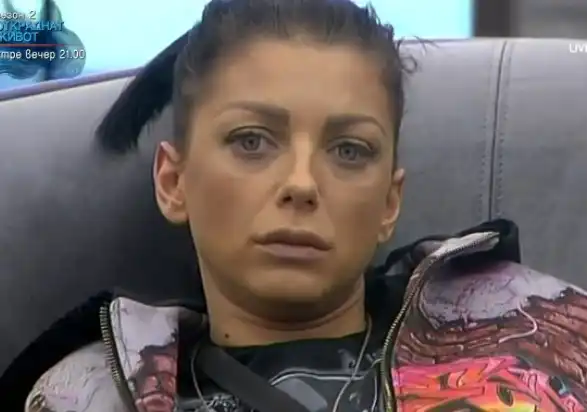 Какво се случва с Емануела?! Певицата потресе с външен вид и арогантно поведение Видео