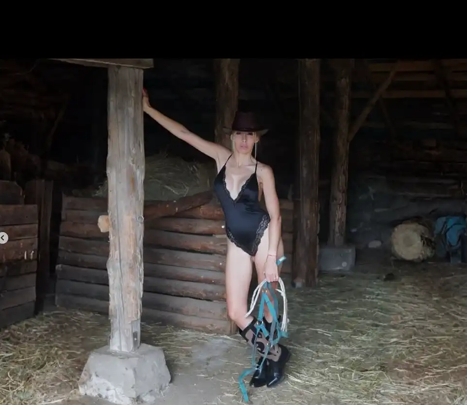 Порно звездата Диана Габровска се снима гола в конюшната Снимки 18+