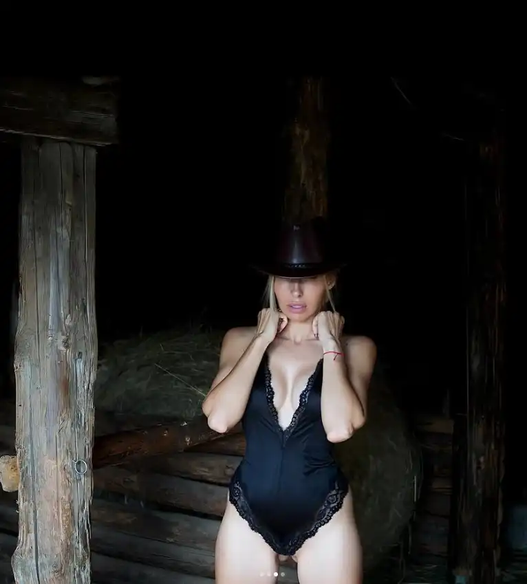 Порно звездата Диана Габровска се снима гола в конюшната Снимки 18+